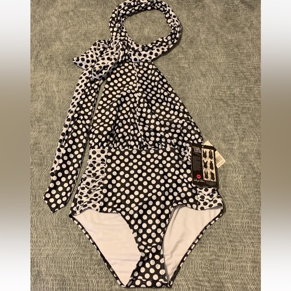 NWT Marilyn Monroe
Convertible One-Piece
Swimwear Size XL Black /White
Polka Dot - Picture 6 of 9